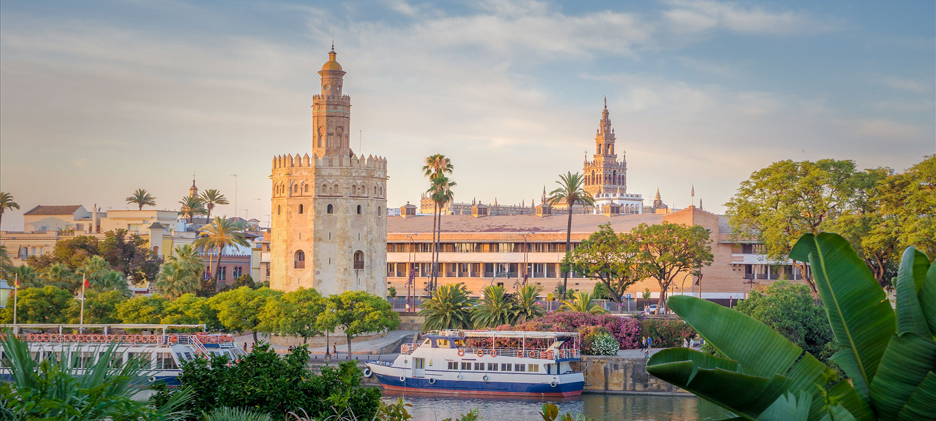 Torre del Oro et la Giralda au fond à Séville, Andalousie