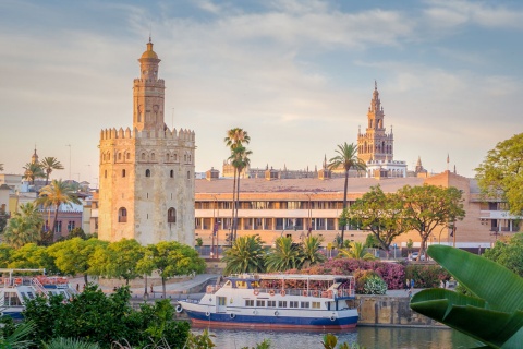 Torre del Oro mit der Giralda im Hintergrund, Sevilla, Andalusien