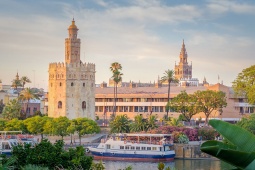 Torre del Oro z Giraldą w tle w Sewilli, Andaluzja