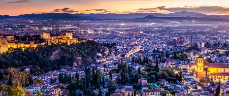 Blick auf das Stadtviertel Albaicín und die Alhambra bei Sonnenaufgang, Granada