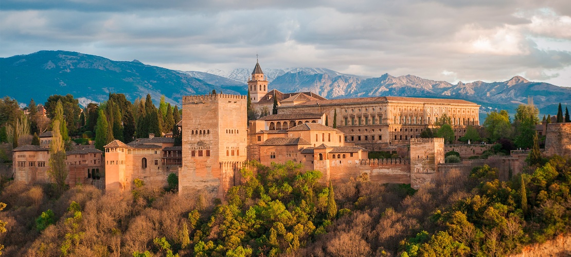 Общий вид Альгамбры в Гранаде