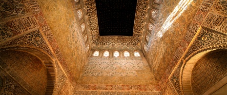 Арабский кессонный потолок во дворце Алькасар Хениль, Гранада.