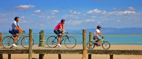 Ciclistas en el Delta del Ebro