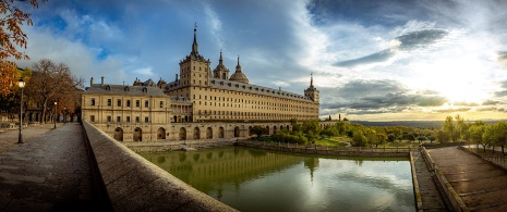  Blick vom Teich in der Gartenanlage Jardines del Fraile auf das Kloster El Escorial in San Lorenzo de El Escorial, Madrid