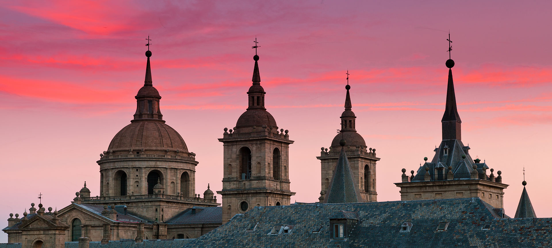 Vistas de los tejados del Monasterio de El Escorial al Atardecer en San Lorenzo de El Escorial, Madrid Vistas de los tejados del Monasterio de El Escorial al Atardecer en San Lorenzo de El Escorial, Madrid