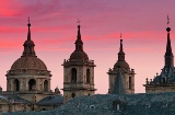 マドリード州サン・ロレンソ・デ・エル・エスコリアルでの夕暮れの際のエル・エスコリアル修道院の屋根の景色