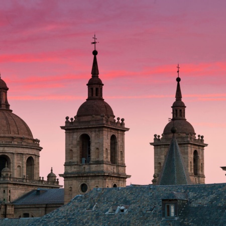 Widok na dachy klasztoru El Escorial o zachodzie słońca w San Lorenzo de El Escorial, Madryt