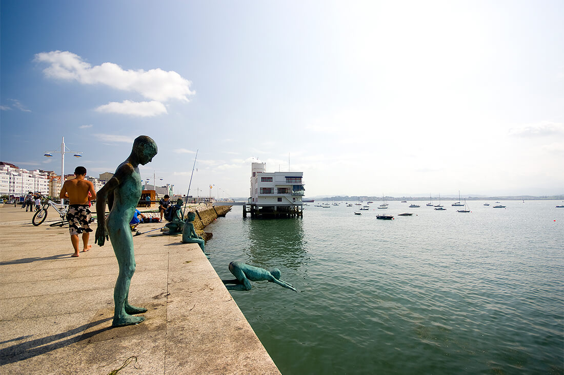 Los Raqueros Statue in Santander Los Raqueros Statue in Santander