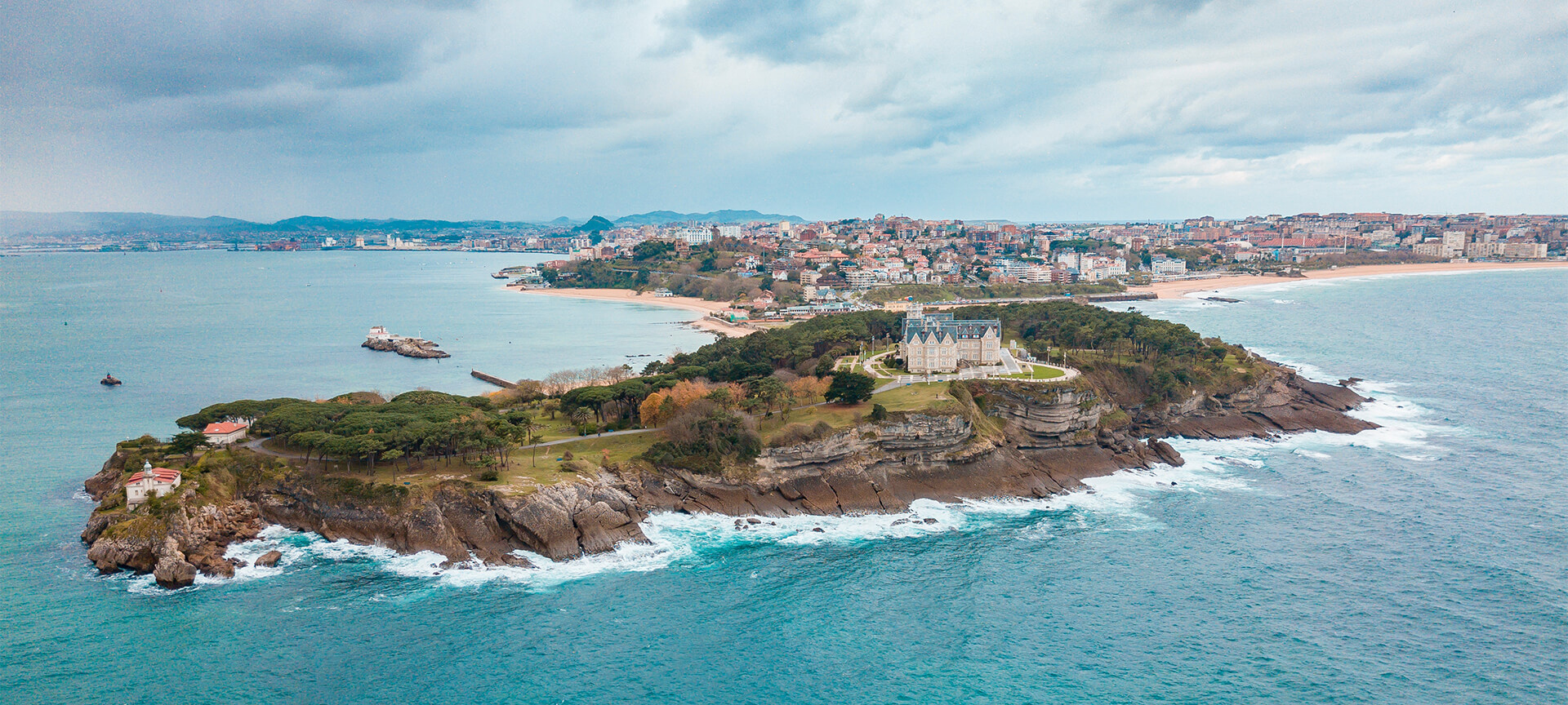 Vista de Santander y de El Palacio de la Magdalena Vista de Santander y de El Palacio de la Magdalena
