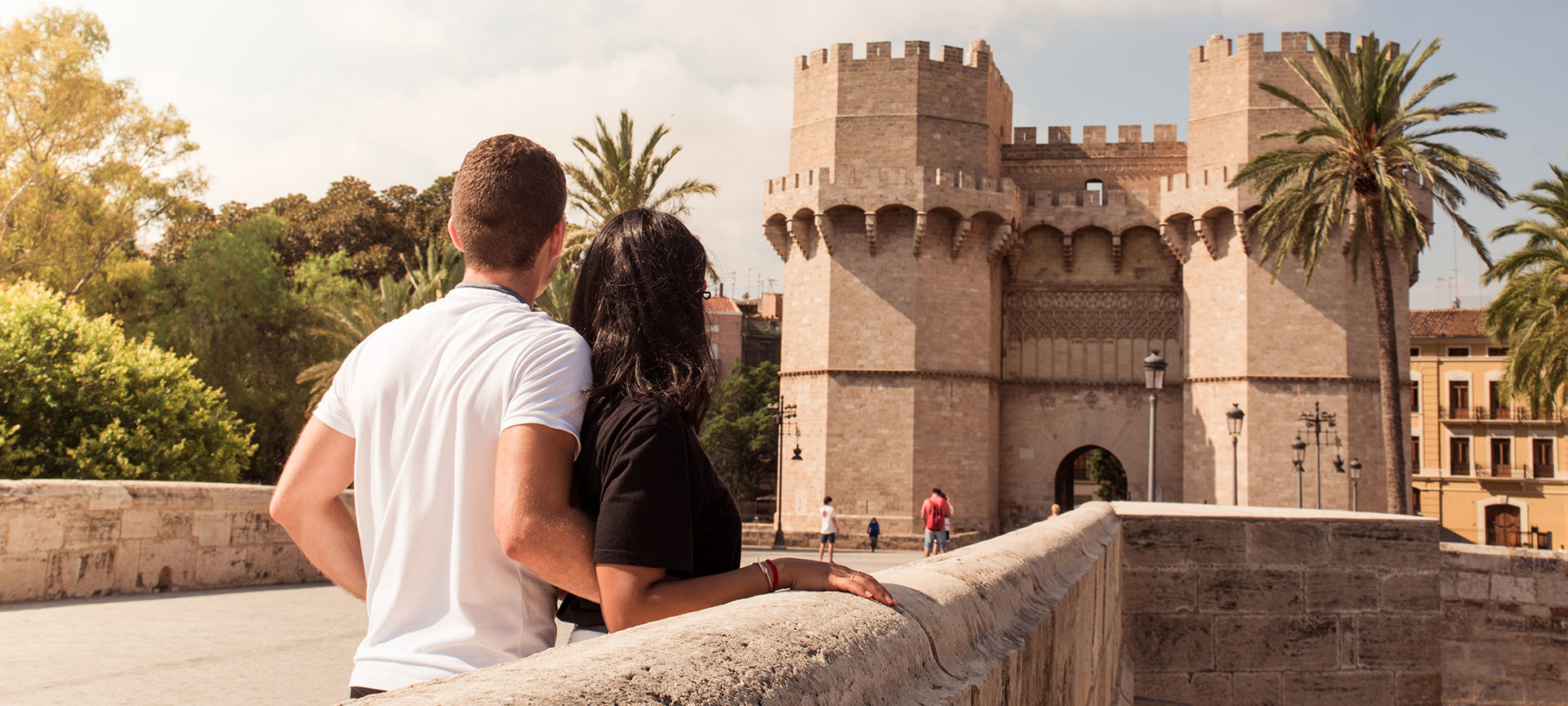 Туристы на башнях Серранос в Валенсии