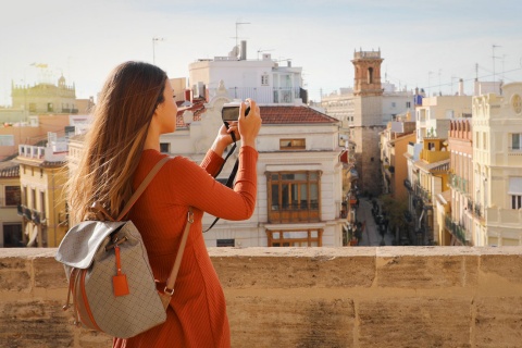 Un turista mentre scatta una fotografia di Valencia