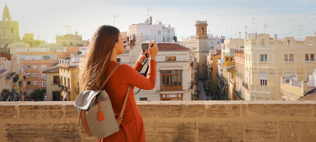 Un turista mentre scatta una fotografia di Valencia