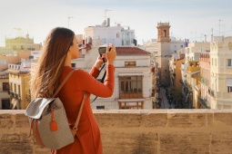 Турист делает фотографию Валенсии