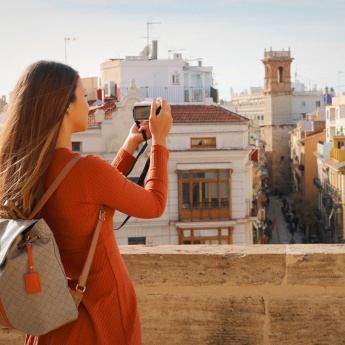 バレンシアの写真を撮影する旅行者