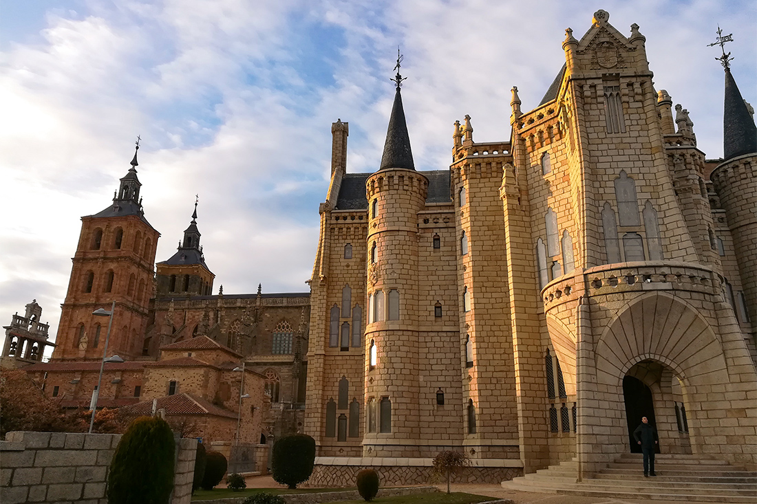 Palais de Gaudí et cathédrale d'Astorga Palais de Gaudí et cathédrale d'Astorga