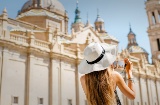 Turista mentre fotografa la Basilica del Pilar a Saragozza, Aragona