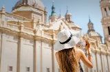 Tourist fotografiert die Basilika El Pilar in Zaragoza, Aragonien