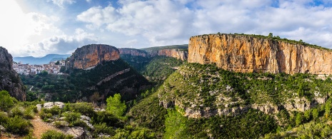 Panoramablick auf Chulilla und die umliegenden Schluchten in Valencia, Autonome Region Valencia