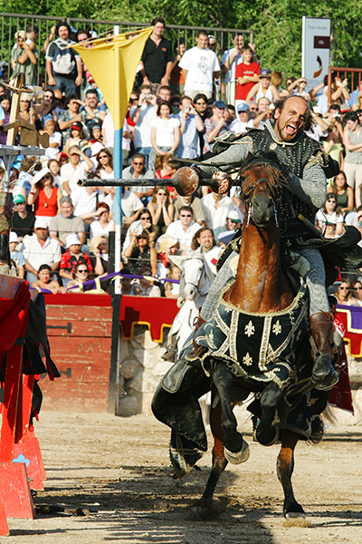 Schwarzer Ritter auf dem Mittelalterlichen Festival von Hita, Guadalajara