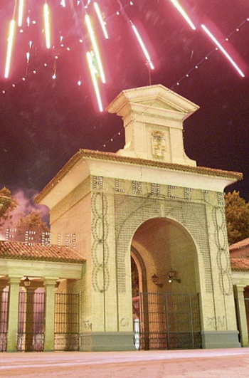 Ворота Пуэрта-де-Хьеррос на ярмарке в Альбасете