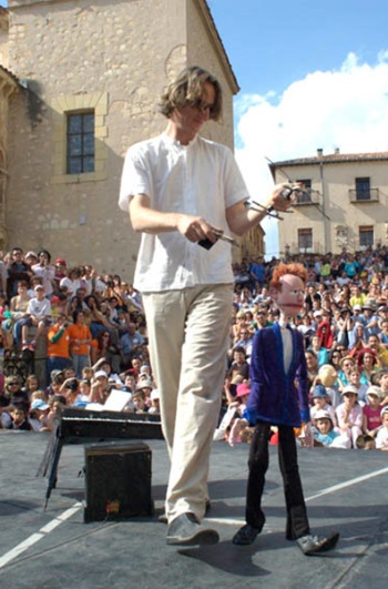 Un edición pasada de Titirimundi, frente al acueducto de Segovia