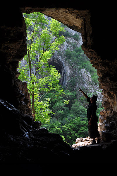 七つの洞窟を通じてカスティージャ・イ・レオンの地中深くに分け入る