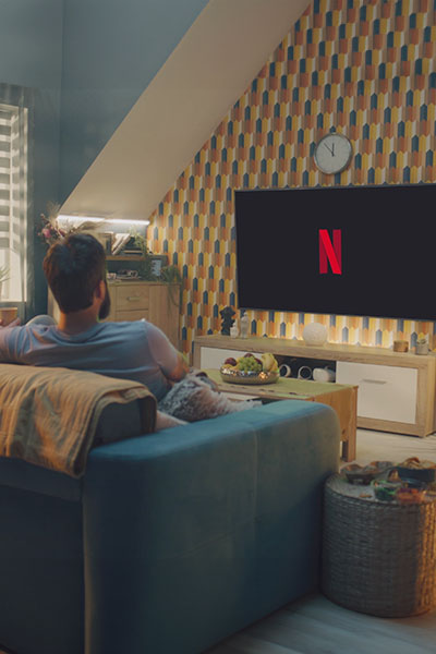 Concours de courts métrages_Une personne dans son salon regarde Netflix sur son téléviseur © Frame Stock Footage Concours de courts métrages_Une personne dans son salon regarde Netflix sur son téléviseur © Frame Stock Footage