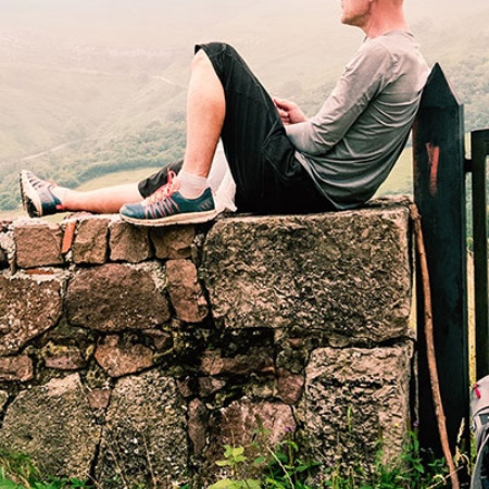  Un pèlerin se repose sur le chemin de Compostelle