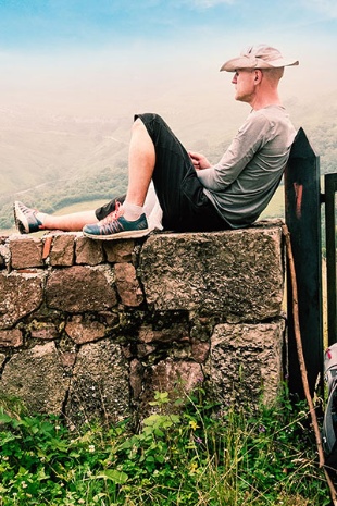  Un pèlerin se repose sur le chemin de Compostelle