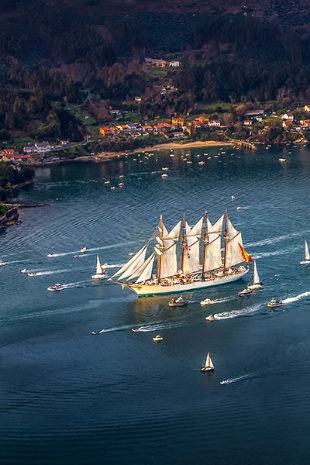 Barco de Juan Sebastian Elcano saindo de Ferrol, A Corunha