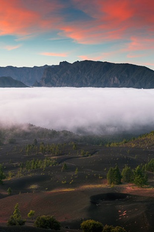 Turyści w Parku Narodowym Caldera de Taburiente