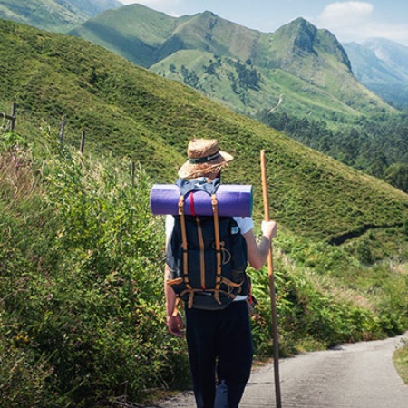 Un pèlerin marche parmi les montagnes