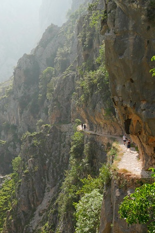 Des randonneurs sur la route du Cares