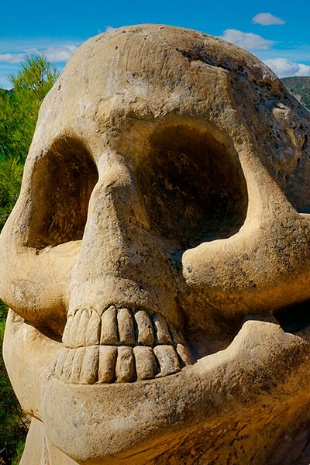  Изображение черепа на «Маршруте лиц» в Буэндиа, Куэнка (Кастилия—Ла-Манча)