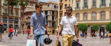 Turistas fazendo compras no centro histórico de Málaga, Andaluzia