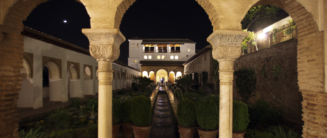 Innenhof der Alhambra. Nachtbild. Granada