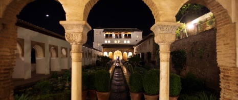 Innenhof der Alhambra. Nachtbild. Granada Innenhof der Alhambra. Nachtbild. Granada