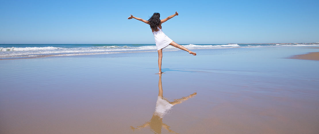 Turista en la Playa de Castilnovo en Cádiz, Andalucía