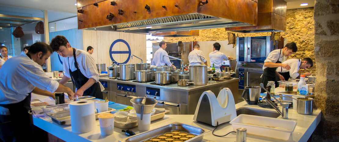 Équipe en plein travail à Aponiente, El Puerto de Santa María, province de Cadix, Andalousie Équipe en plein travail à Aponiente, El Puerto de Santa María, province de Cadix, Andalousie