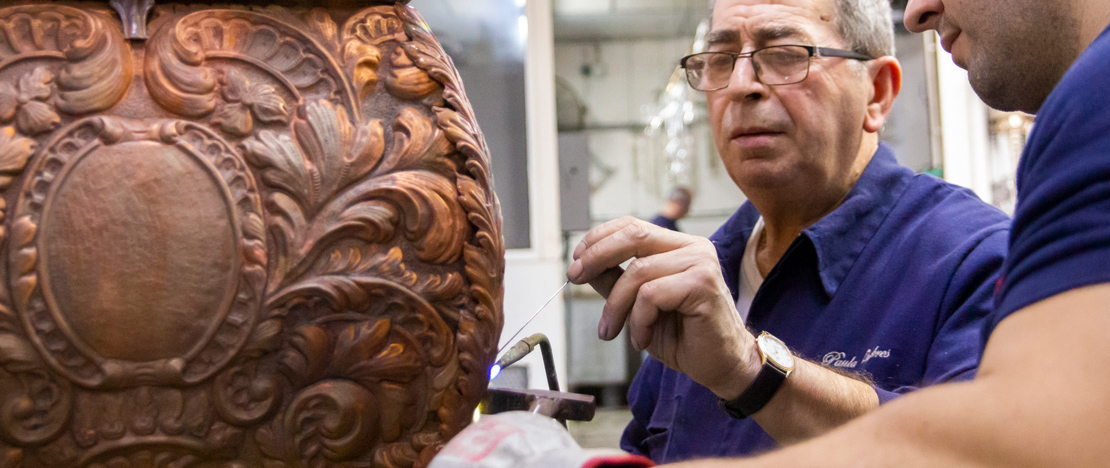 Dettaglio di artigiani in un laboratorio di oreficeria di Utrera a Siviglia, Andalusia Dettaglio di artigiani in un laboratorio di oreficeria di Utrera a Siviglia, Andalusia