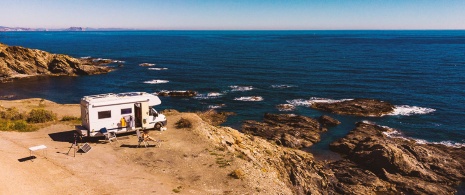 Camper in sosta sulla scogliera a Villaricos, Almeria, Andalusia