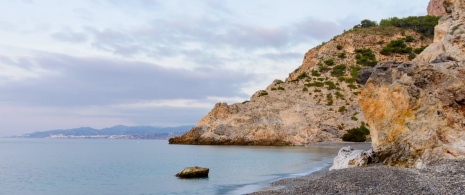 Detalle de la playa de Cantarriján de Almuñecar en Granada, Andalucía