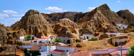 Blick auf verschiedene Höhlenhäuser in Guadix in Granada, Andalusien