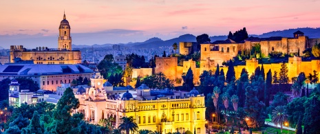 Veduta al tramonto della cattedrale, del palazzo del municipio e dell’Alcazaba di Malaga, Andalusia