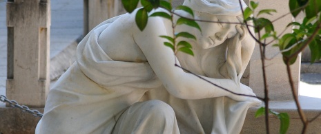 Dettaglio di scultura nel cimitero di San José nella città di Granada, Andalusia