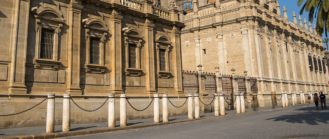 Détails des colonnes et des chaînes autour de la cathédrale de Séville © Avillfoto