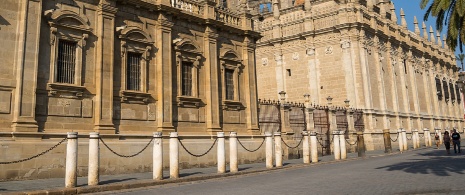 Details der Säulen und Ketten rund um die Kathedrale von Sevilla © Avillfoto