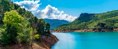 Blick auf den Stausee Tranco in Jaén, Andalusien