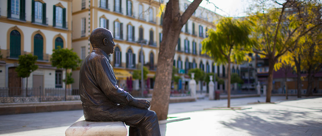 Estátua de Pablo Picasso na praça de la Merced em Málaga, Andaluzia