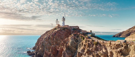 Latarnia Cabo de Gata w obszarze chronionego krajobrazu Cabo de Gata-Níjar w prowincji Almeria w Andaluzji